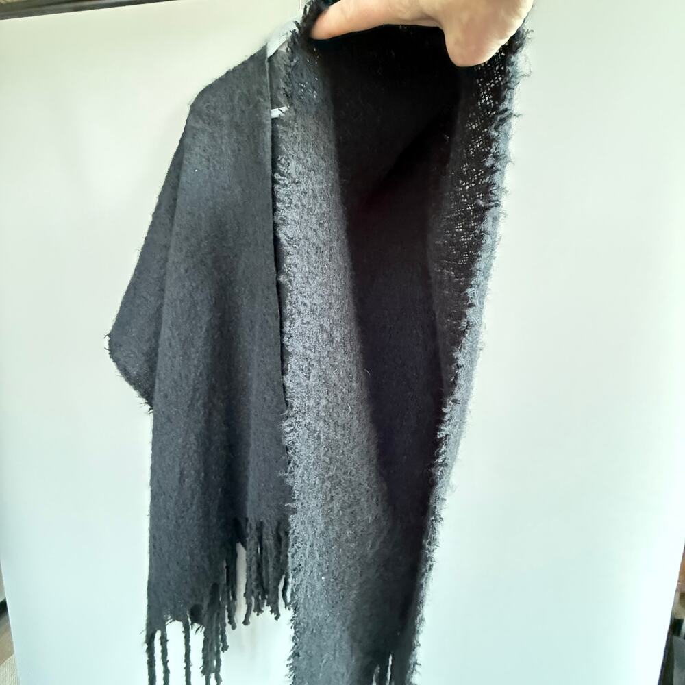Free People Black sweater shawl poncho fringed - fuzzy - loose weave - one size - Picture 3 of 6